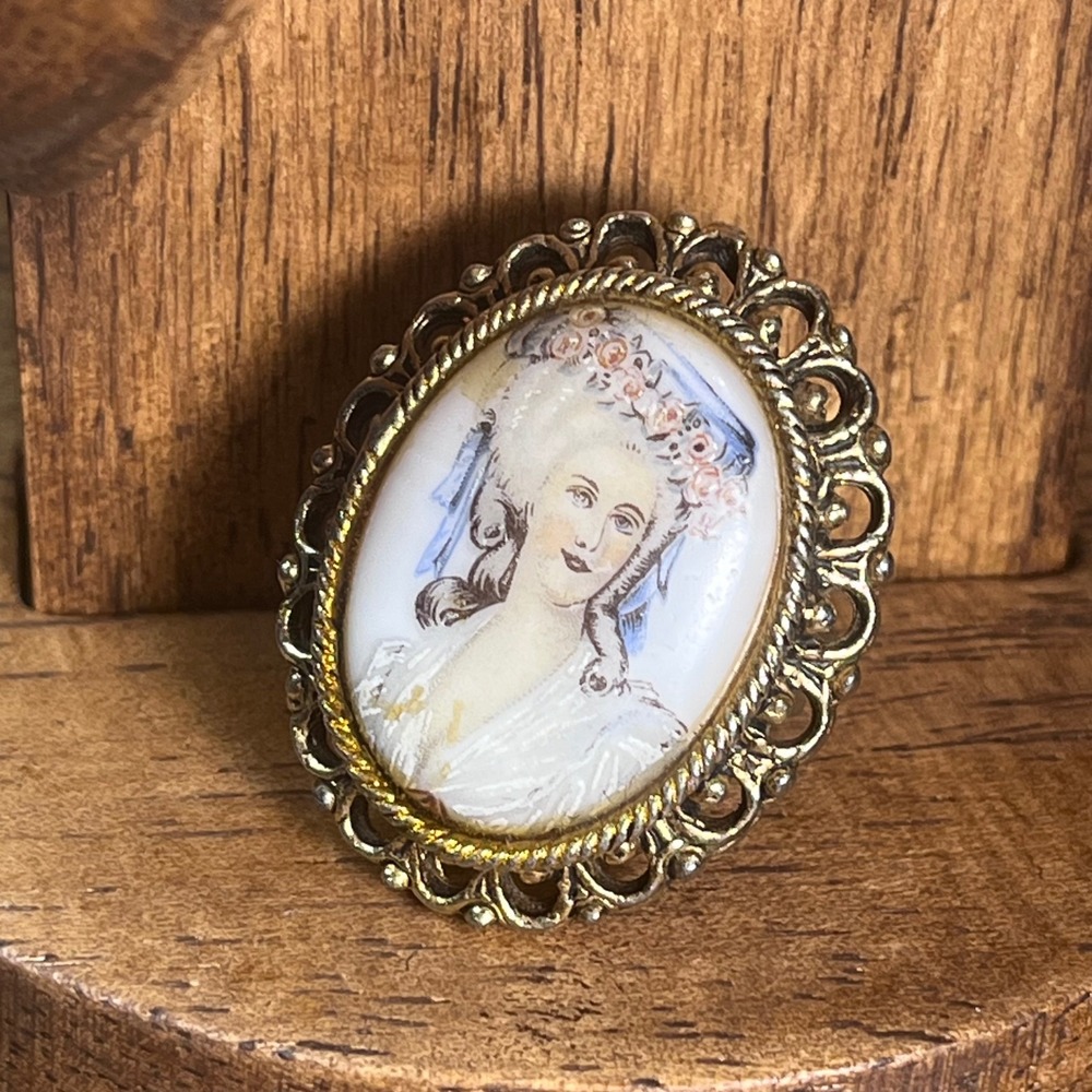 Vtg Victorian Revival‎ Portrait Ring Gold Tone Adjustable Lady Cameo Style